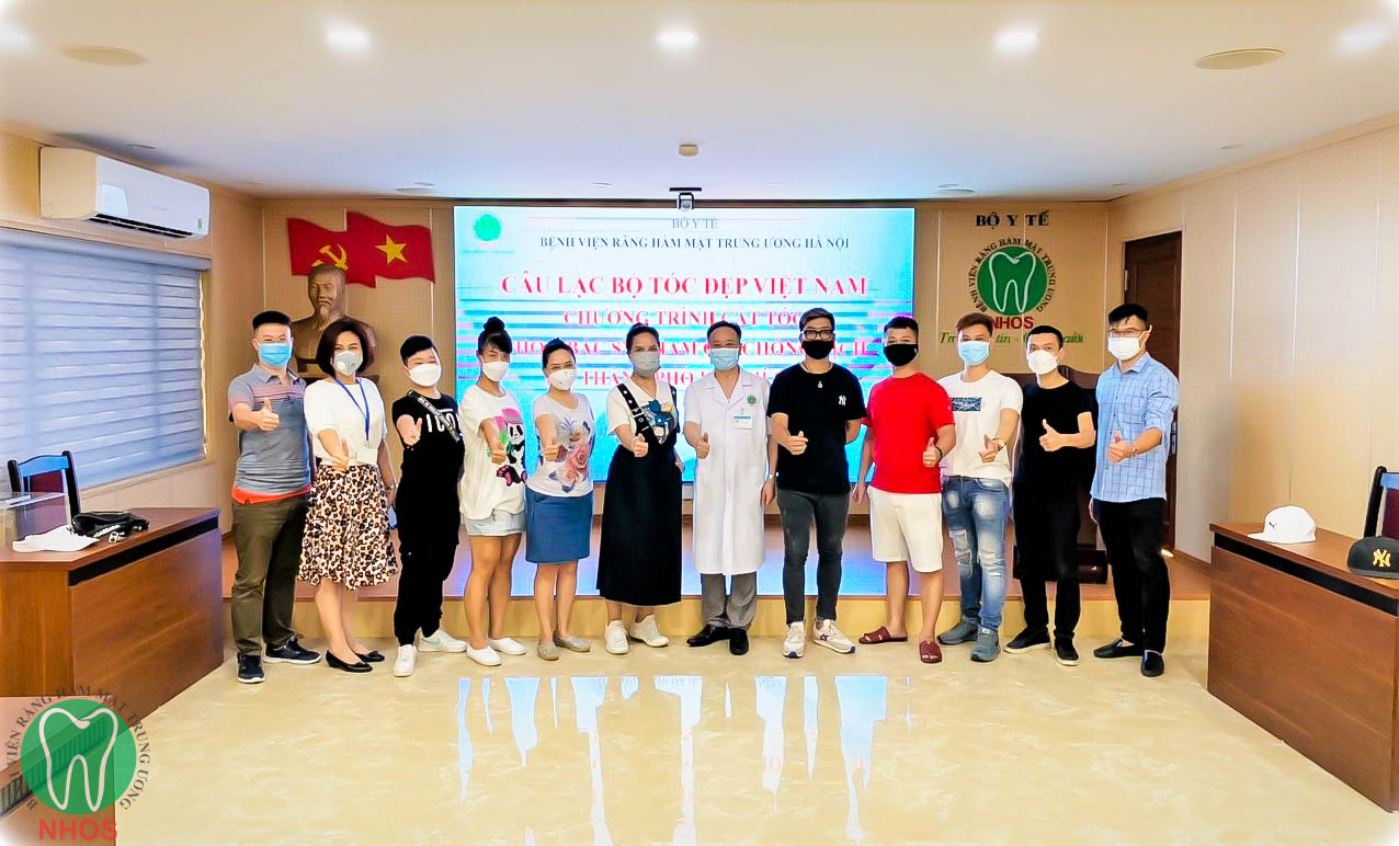 PGS-TS Trần Cao Bính Giám đốc bệnh viện chụp ảnh lưu niên cùng các thành viên CLB Tóc đẹp VN